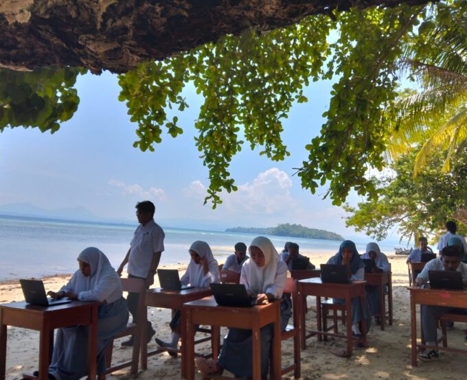 Siswa SMKN 2 Likupang Barat di Pulau Talise Ujian TKA di Tepi Pantai Akibat Jaringan Internet